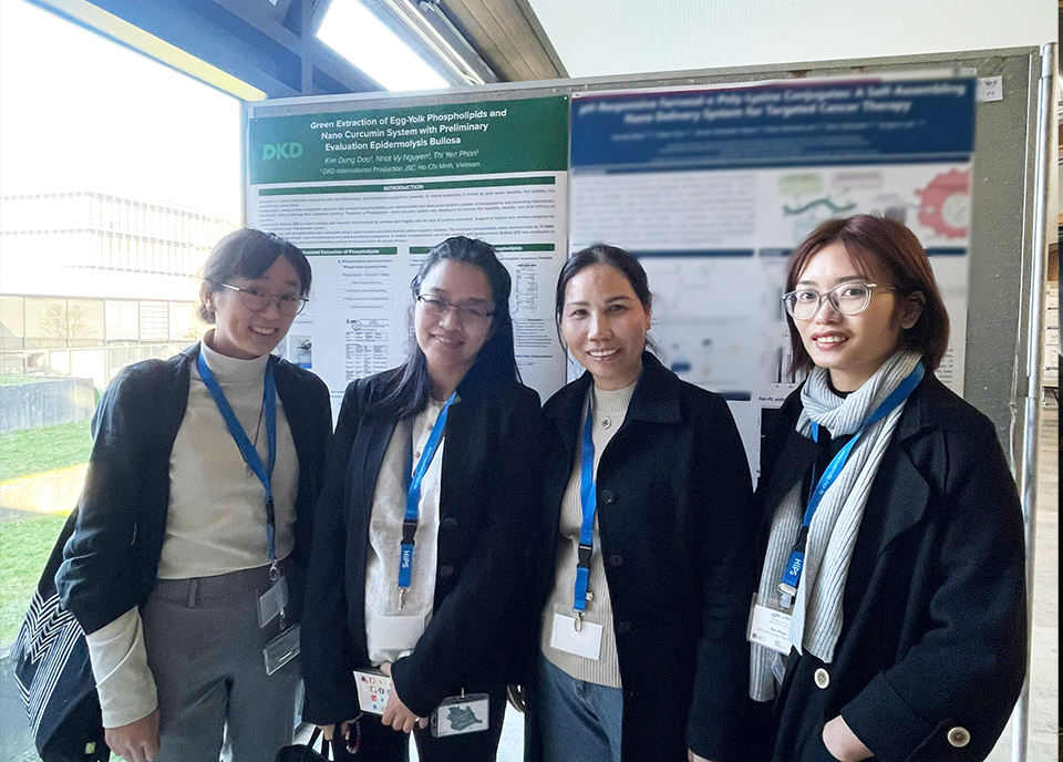 Vietnamese researchers at conference
